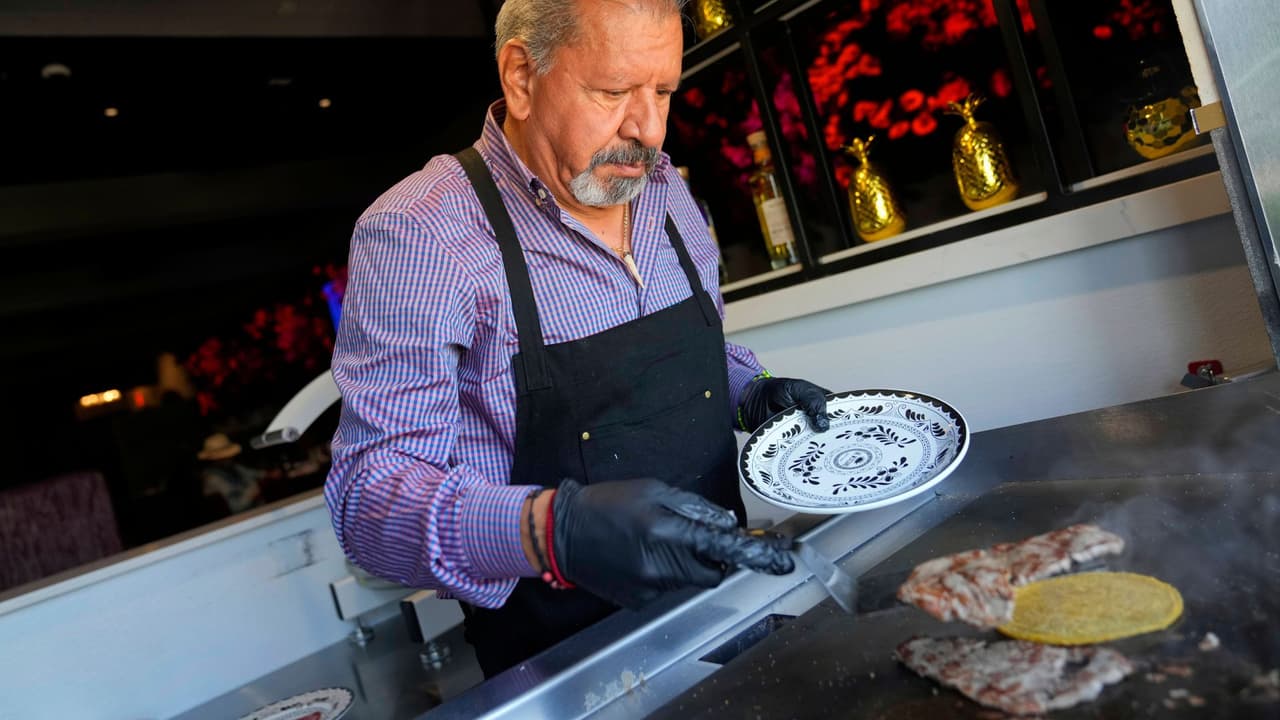 <h3 class="cms-H3-H3">Qué se podrá comer </h3>Aunque no se ha publicado el menú completo, se espera que el lugar ofrezca los mismos tacos que en el local de la Ciudad de México:
<br>🌮 Gaonera (filete)
<br>🌮 Bistec
<br>🌮 Chuleta
<br>🌮 Costilla
<br>Cada taco
<b>se prepara al momento y se sirve sobre tortilla recién hecha</b>, con guarniciones simples.
<br>En México,
<b>los precios rondan los $4 a $6 dólares por taco</b>, aunque en Dallas podrían variar.