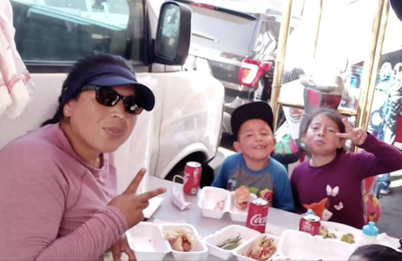 La hispana, madre de cuatro hijos, 
<a href="https://www.univision.com/local/los-angeles-kmex/accidente-o-intencional-en-video-quedo-registrado-como-un-auto-embiste-violentamente-a-una-vendedora-hispana-video"><b>fue atropellada</b></a> por un hombre cuando se encontraba 
<a href="https://www.univision.com/temas/trabajo"><b>trabajando</b></a> en su puesto de frutas en San Bernardino el pasado 13 de octubre.