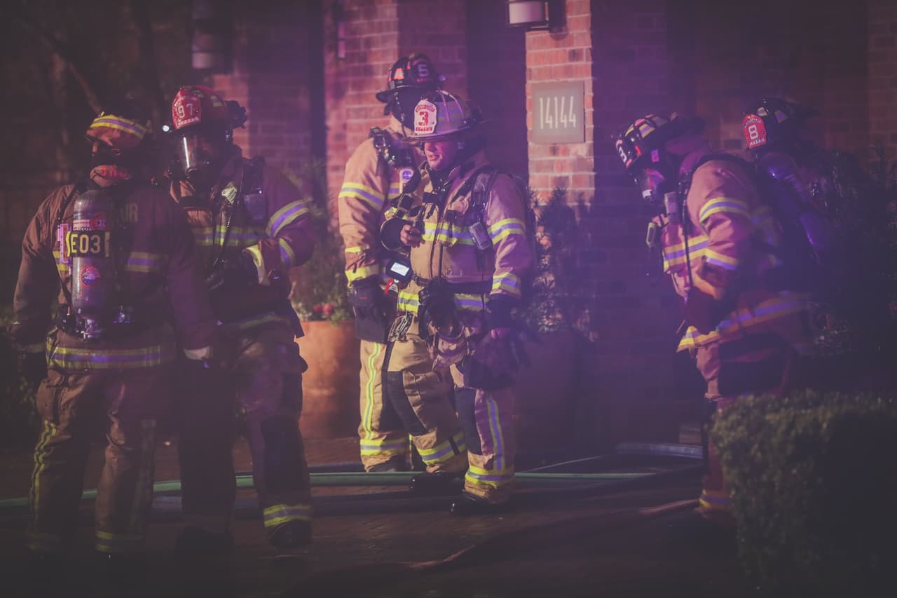 Al momento del siniestro nadie se encontraba adentro de la edificación y los bomberos evitaron que las llamas se extendieran hasta el área residencial.