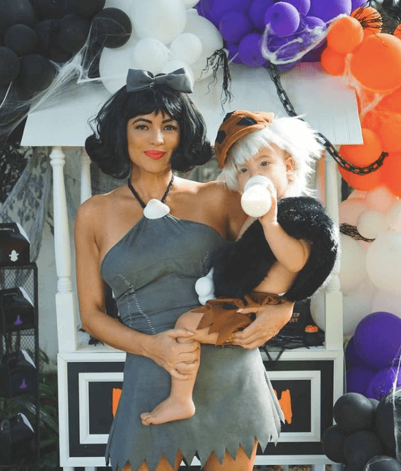 <b>Pamela Silva </b>
<br>La periodista es otra de las famosas que combinó con su pequeño para Halloween, escogiendo disfraces de los Picapiedra, ella como Betty y su hijo como Bamm-Bamm.