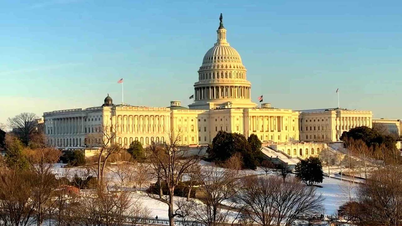 Cierre parcial del DHS deja sin sueldo a miles de empleados y mantiene debate migratorio abierto