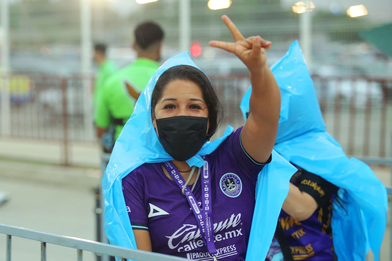 La afición, presente en el estadio pese a la lluvia.