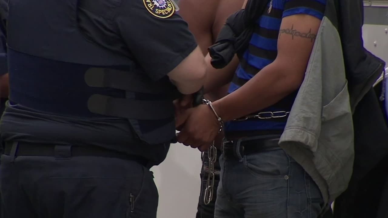 Tribunal bloquea detenciones de ICE dentro de juzgados en EEUU