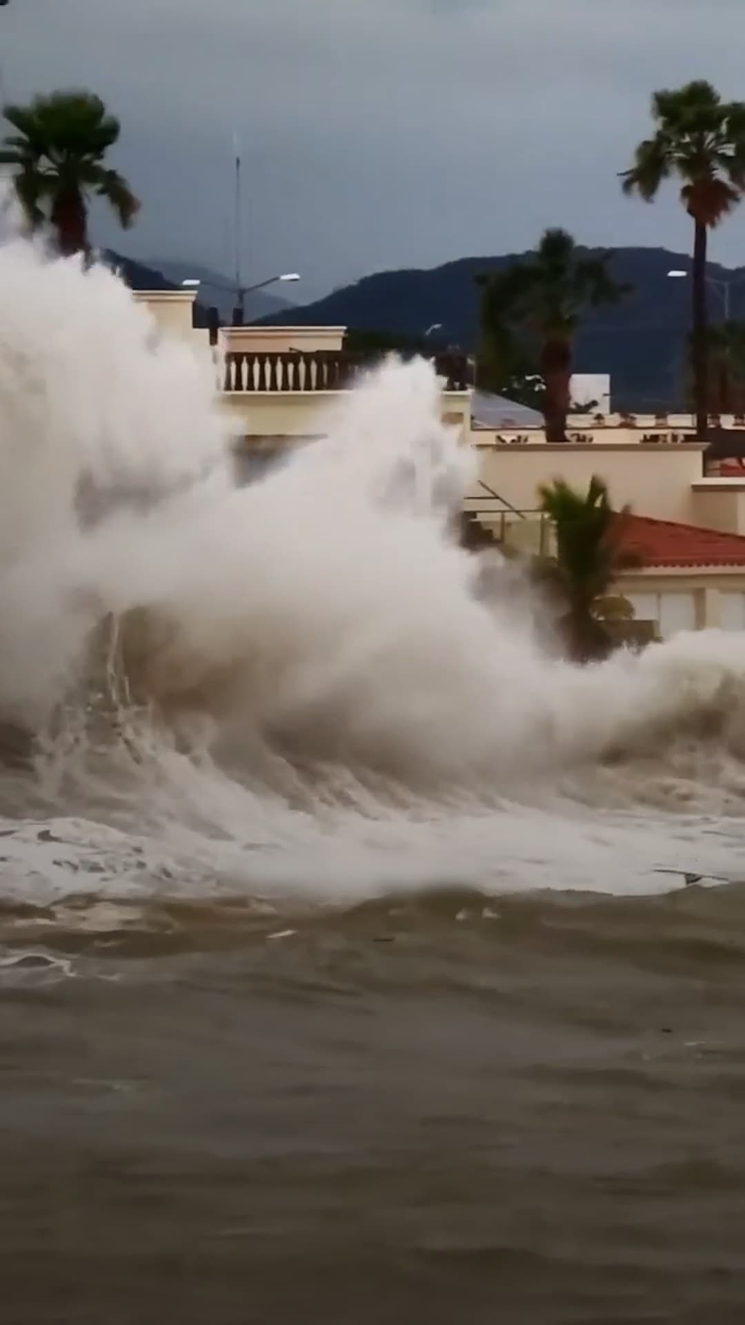 Fuertes olas azotan las casas tras el paso de Polo
