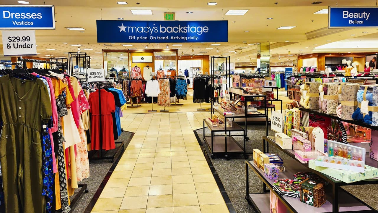 Mientras Macy’s se reorganiza, los texanos tendrán menos tiendas para visitar 🛍️, pero podrán aprovechar otras opciones, como las compras en línea 💻. La gran pregunta es si esto ayudará a la compañía en un mercado cada vez más competitivo, donde el comercio electrónico y los cambios en los hábitos están cambiando la forma en que compramos 🤔