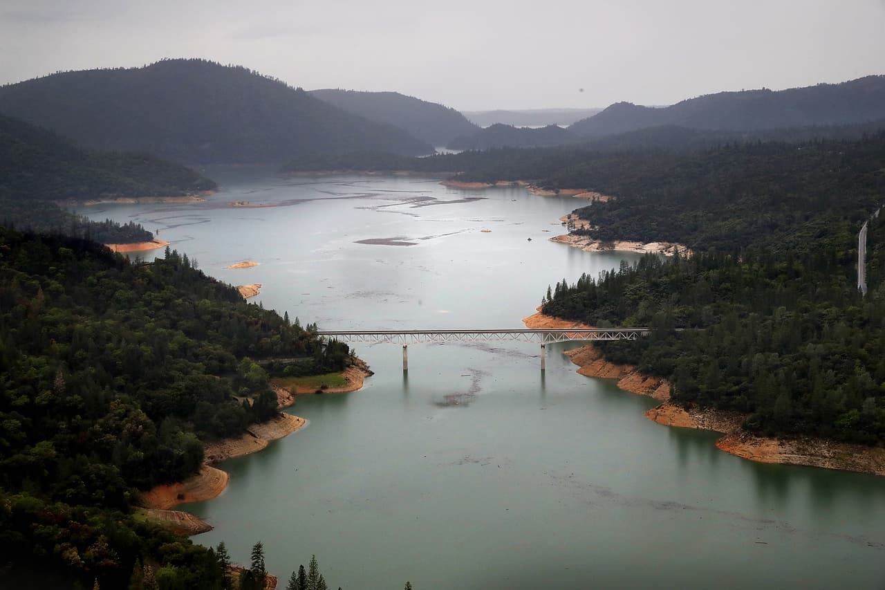 <b>Lake Oroville</b> — 85 millas, 1:45 horas
<br>
<br>El lago está rodeado de áreas recreativas y al lado este queda la Sierra Nevada. En los alrededores hay muchos caminos para senderismo que pasan por el río Feather y otros tributarios que llegan de la zona montañosa.