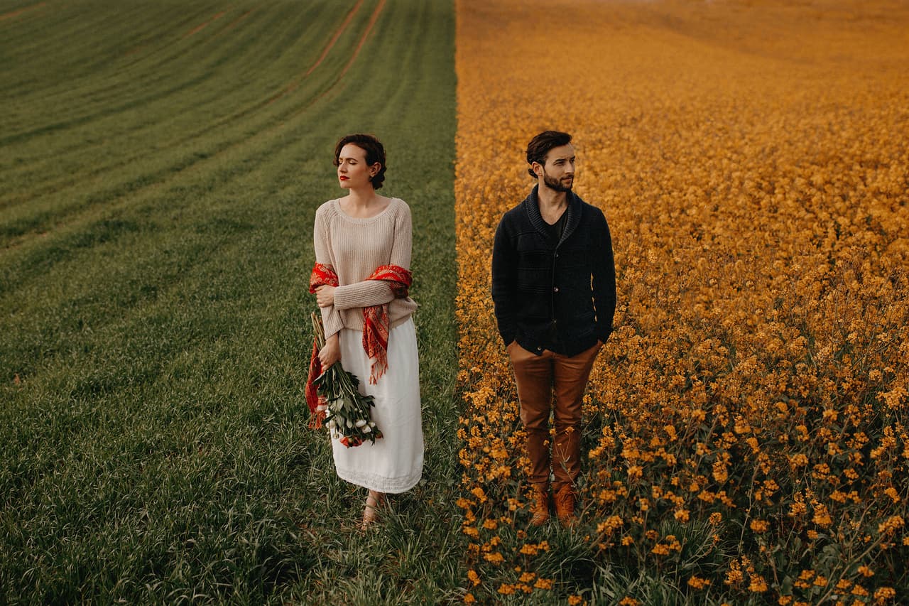 Un campo de flores amarillas junto a una franja de pasto verde divide la imagen por la mitad, y a cada uno de los lados los novios. Resultó finalista en la categoría ‘compromiso/no boda’.
<br>