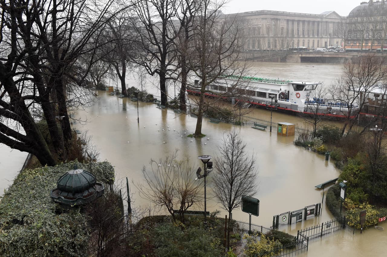 Una plaza cercana al río Sena totalmente inundada. Algunas ciudades y pueblos del este del país también han sufrido por las lluvias en los últimos días.