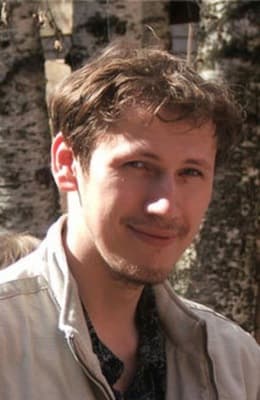 <h3 class="cms-H3-H3">Igor Olegovich Turashev </h3>
<br>
<h3 class="cms-H3-H3">(5 millones)</h3>
<br>
<br>Este fugitivo es sospechoso de estar implicado en un malware informático que infectó decenas de miles de ordenadores, tanto en América del Norte como en Europa, lo que provocó pérdidas económicas de millones de dólares.
<br>
<br>La agencia cree que Turashev manejó una variedad de responsabilidades en la conspiración de malware Bugat/Cridex/Dridex, incluida la administración del sistema, la gestión de los paneles de control internos y la supervisión de las operaciones de la red de bots.
<br>
<br>Una vez que
<b>se lograron capturar tarjetas bancarias en línea, robaron dinero de las cuentas de la víctimas. </b>Además, por si fuera poco, después se utilizó el malware para instalar ransomware en las computadoras de los afectados.
<br>