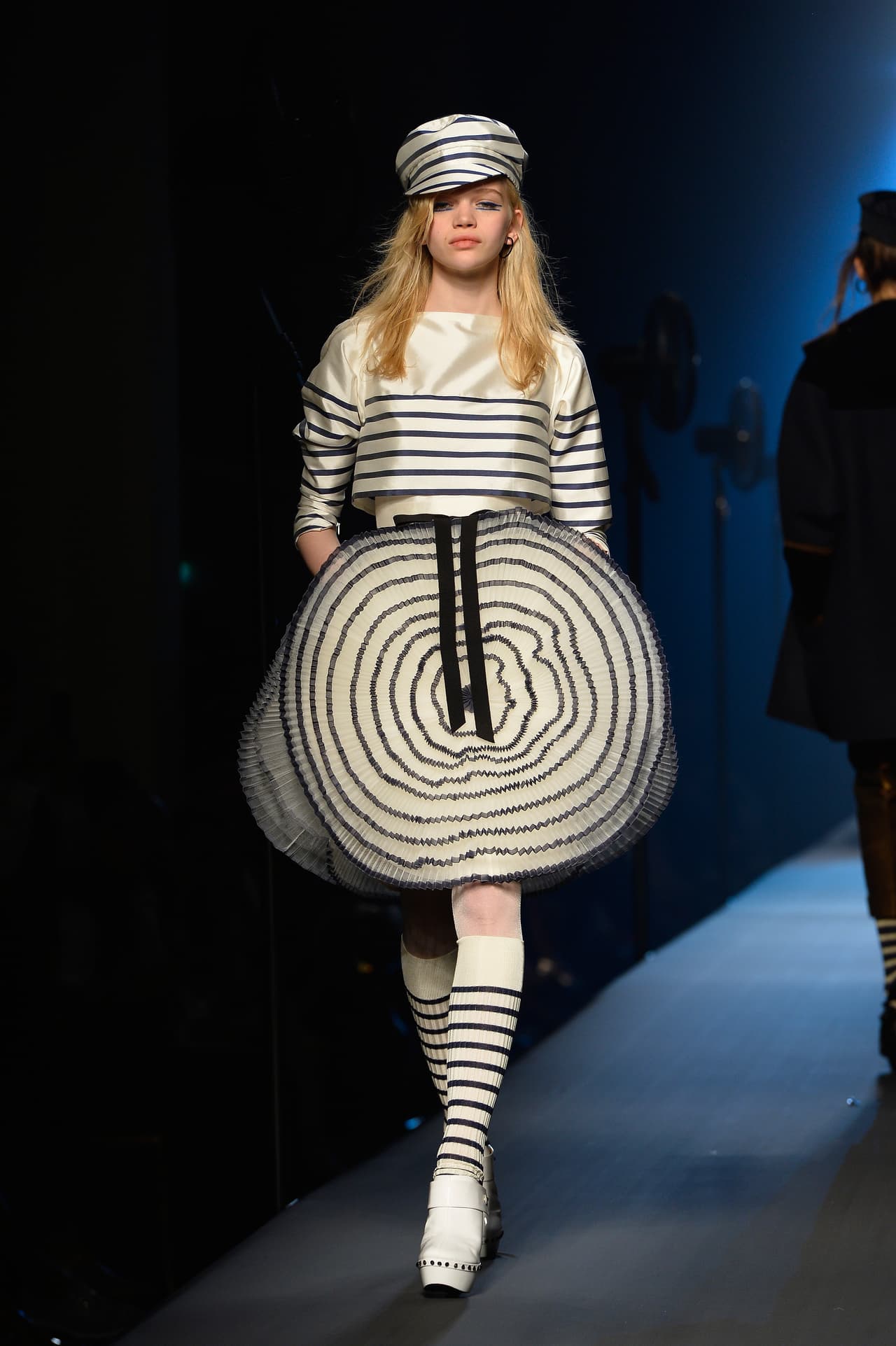 Asimismo siguió con la moda de las transparencias. Sin embargo, él las reinventó haciéndolas más sensuales y atrevidas.