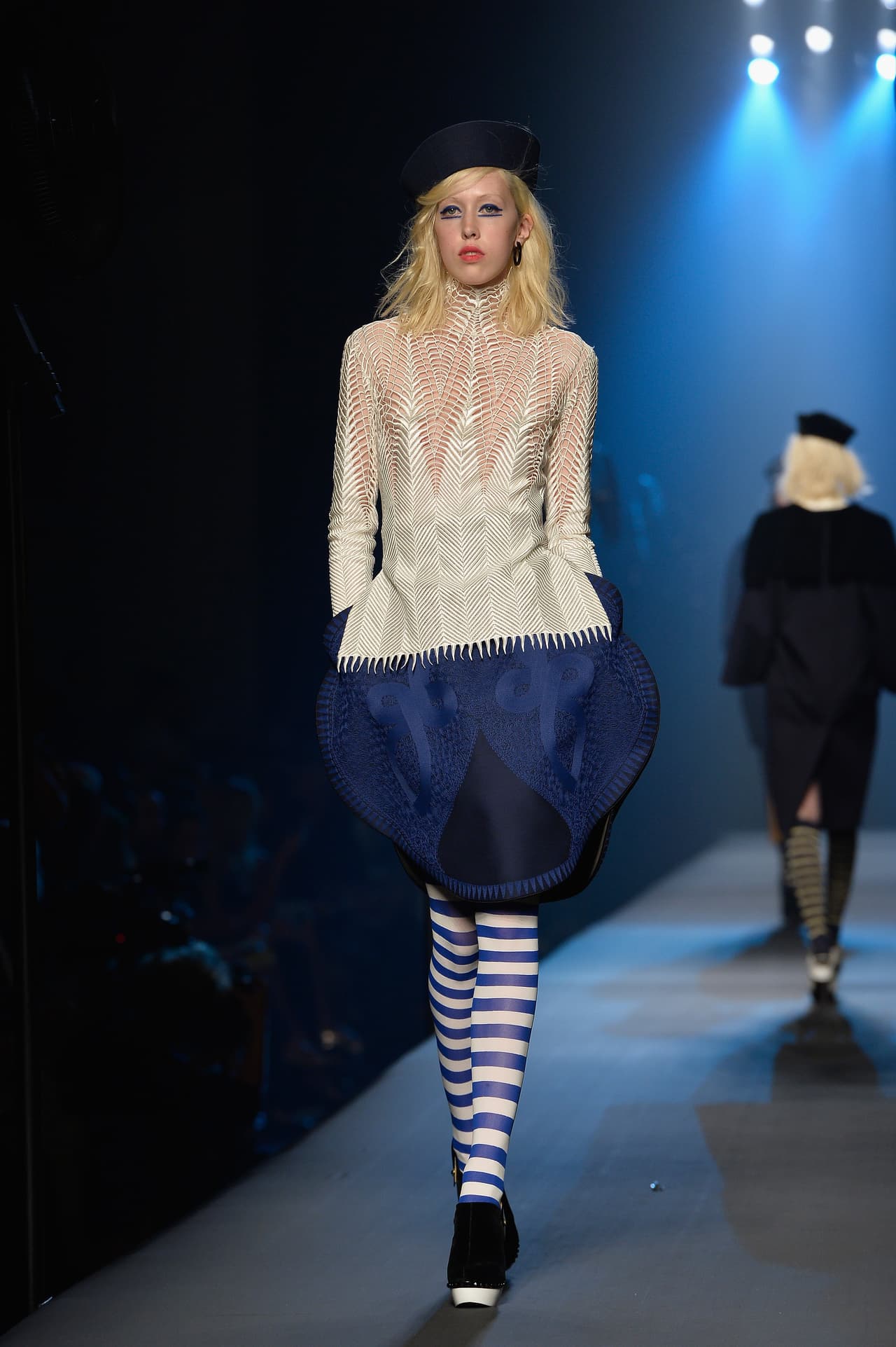 Su ‘haute couture’ se caracteriza por inspirarse en la cultura popular, pero realizándose con formas inusuales.