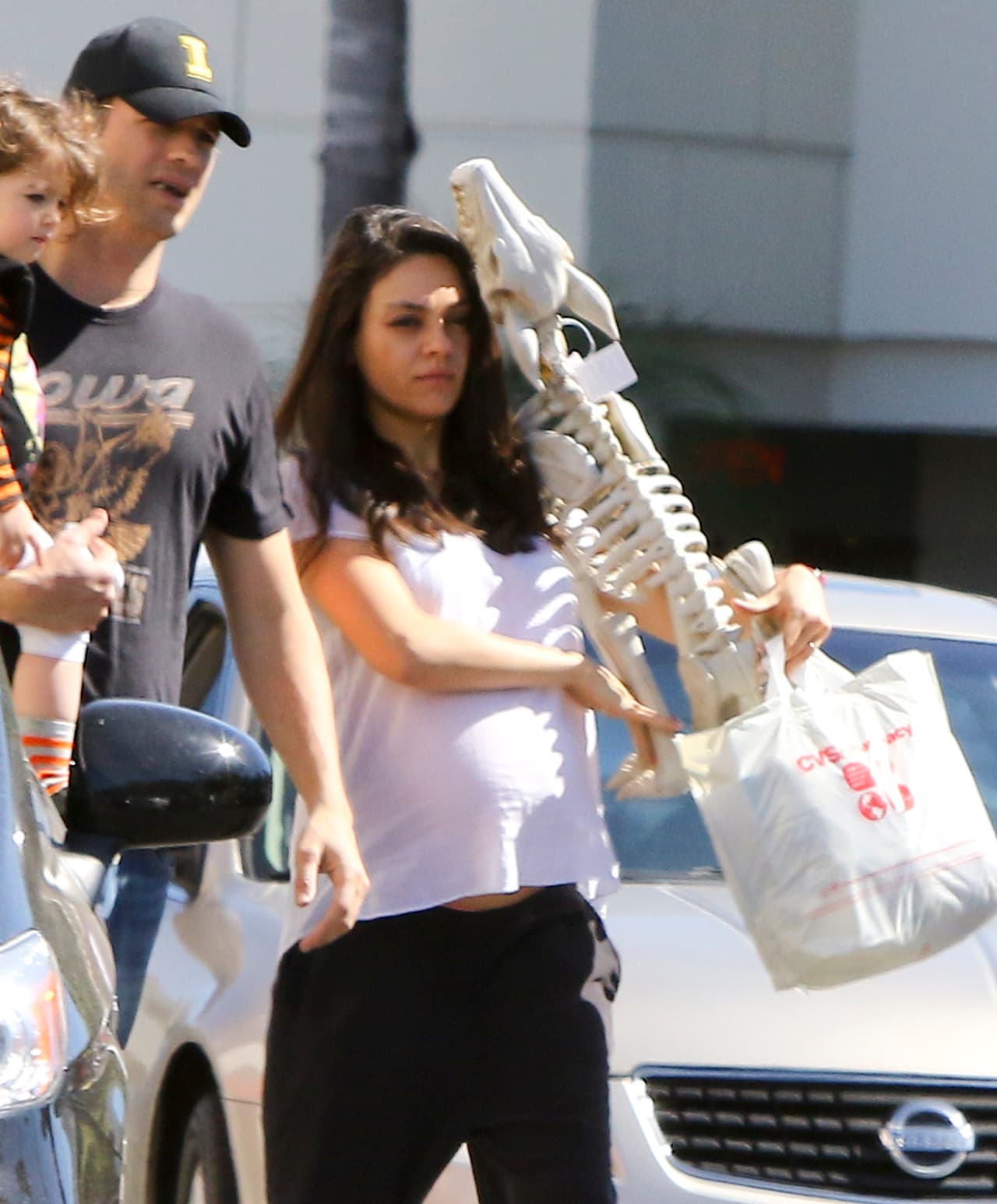 Su mami llevaba algunos adornos para su mansión.