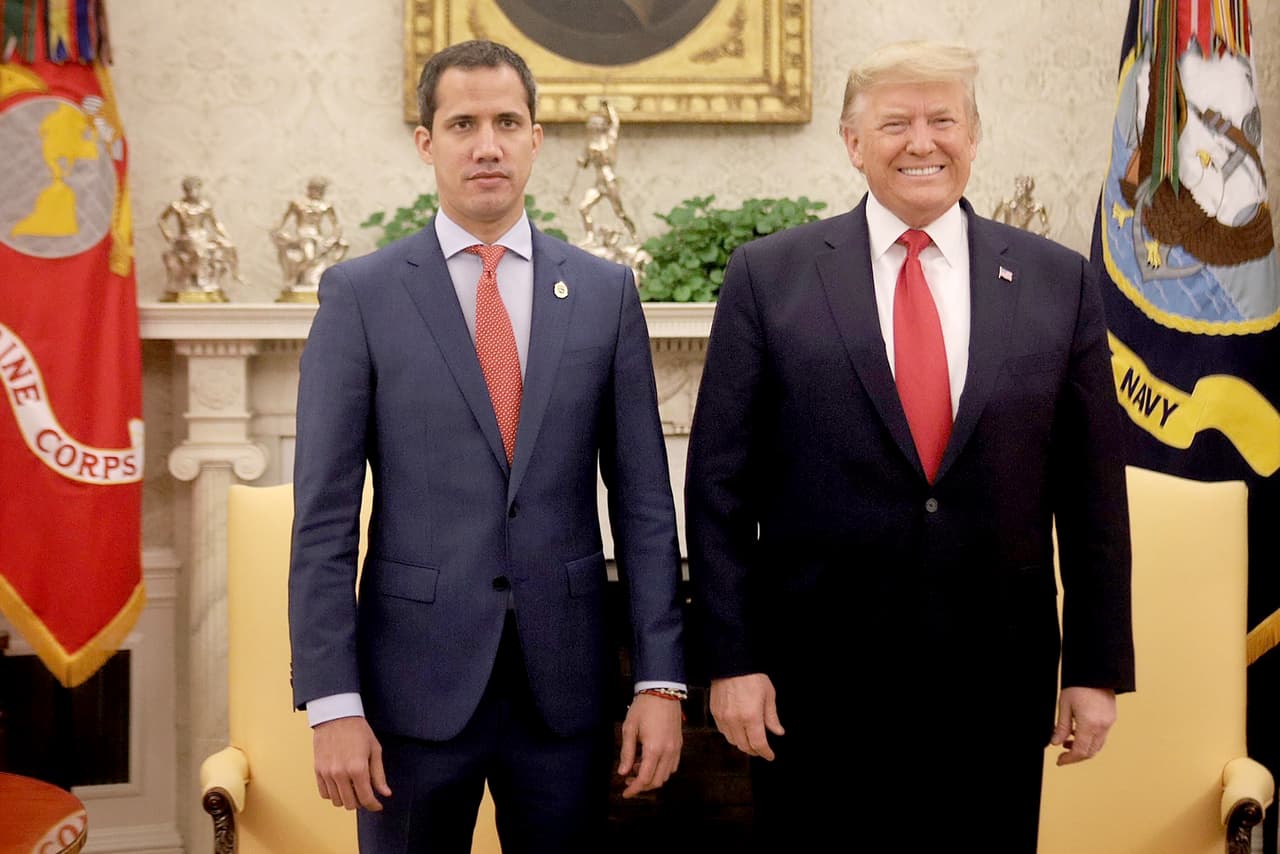 La fotografía oficial de la reuni´ón, dentro de la Oficina Oval de la Casa Blanca. Este encuentro supuso una renovación del voto de confianza de EEUU a la causa opositora venezolana. Y vino acompañada de una advertencia de la Casa Blanca de que Maduro "no interfiera con el regreso" de ese líder a Venezuela tras su gira internacional.