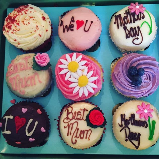 Los postres son su debilidad, como estos cupcakes que le regalaron en el Día de las Madres.