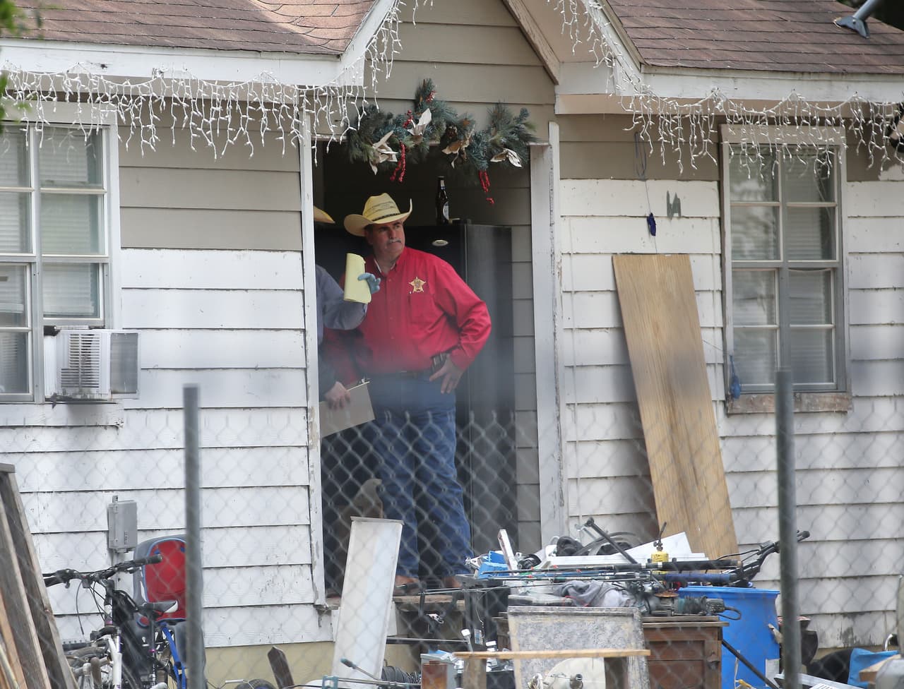 "Podría estar en cualquier parte": amplían la búsqueda del hombre que mató a sus vecinos en Texas