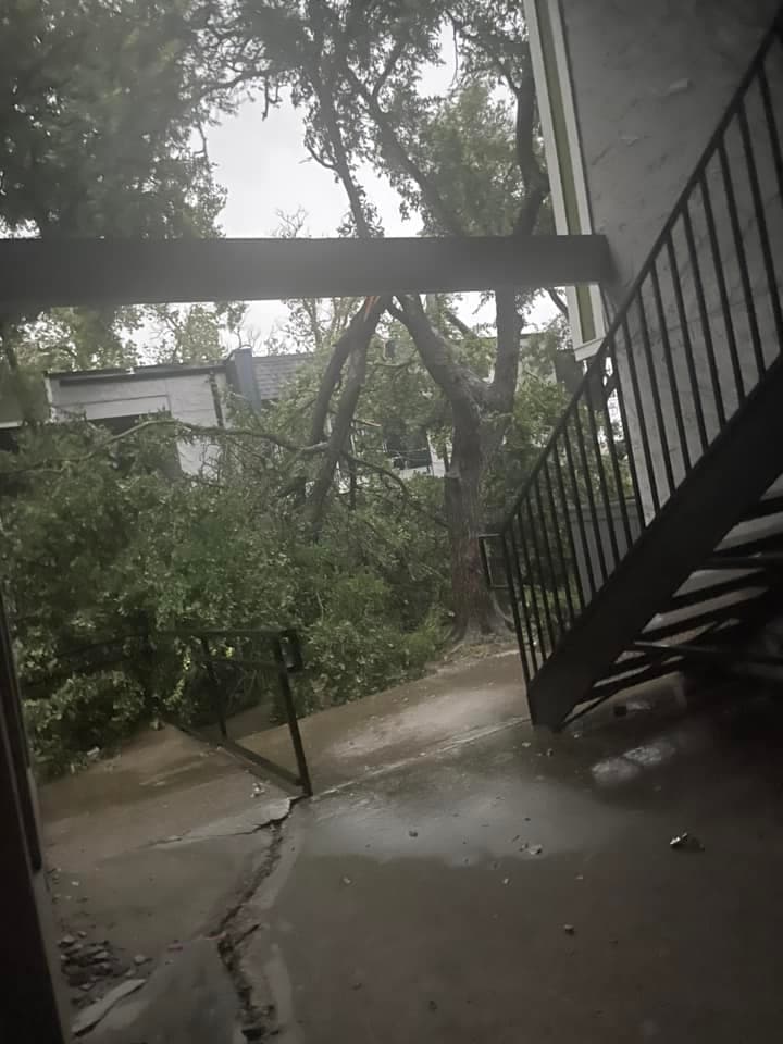 Los daños alcanzan a algunos apartamentos en el centro de Dallas, con portones inservibles u otras afectaciones, además de los cortes en la energía eléctrica.