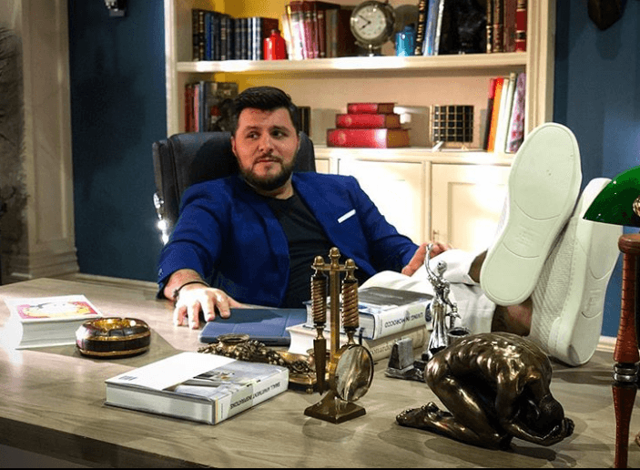 Ahora, Paul ha dado un salto gigantesco en su carrera al obtener su primer protagónico en Mi Querida Herencia. No te pierdas sus divertidas actuaciones como Carlos Fernández todos los miércoles a las 10PM/9C por Galavisión.