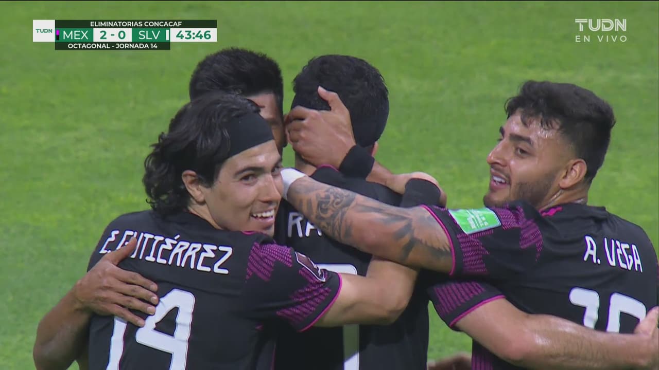 ¡Qué forma de cobrar! Raúl Jiménez ‘aulla’ de penalti para el 2-0 del Tri