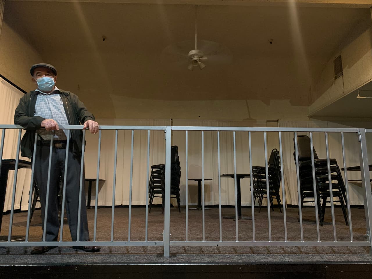 <b><a href="https://www.univision.com/local/fresno-kftv/familia-propietaria-pone-en-venta-el-historico-rainbow-ballroom-video">"Me da tristeza"</a> reconoce Leo Valdivia, quien por años se ha dedicado a la industia del entretenimiento y los eventos. </b>"Me puse triste cuando vi el 
<i>sign</i>. Les dije quítenme ese sign, póngalo solo por internet", cuenta este hombre de 80 años.