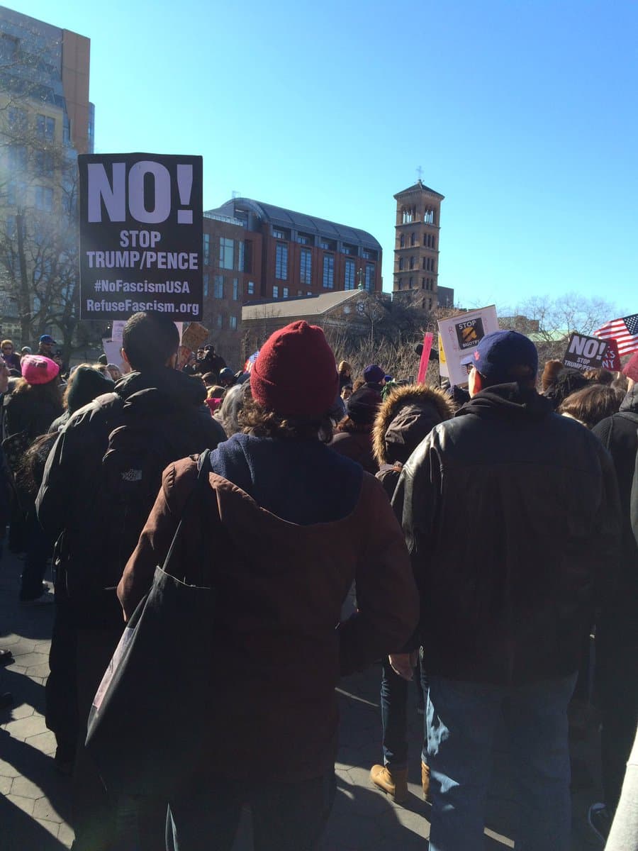 Los neoyorquinos se unieron a la convocatoria a la huelga nacional desde el Washington Square Park de Manhattan.