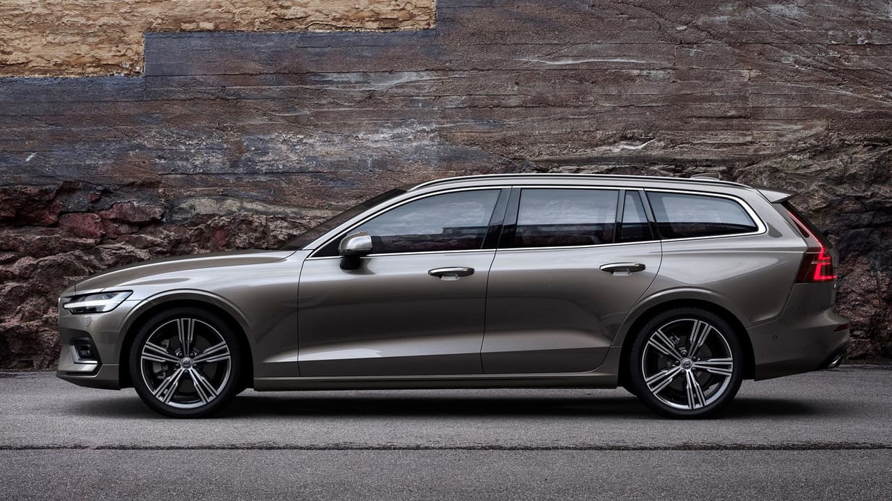 Las líneas de la nueva Volvo V60 2019 muestran un ejemplar balance entre lo sensual y lo práctico. Su hermosa
<b> línea de cintura</b> levemente ondulada sube en los cuartos traseros en una réplica negativa del contorno de la trompa que cae para terminar en la hermosa parrilla. La 
<b>línea tragaluz</b>, en la parte baja de las puertas, rompe con la potencial monotonía visual para lograr un conjunto que luce liviano y ágil. La 
<b>línea del techo</b> baja levemente hacia la parte trasera de la camioneta pero no lo suficiente como para afectar su capacidad de carga significativamente.