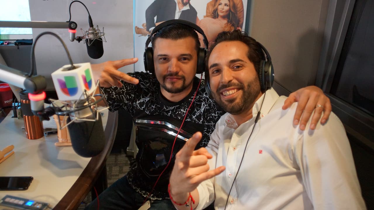 El locutor y productor Eddy G al lado del compa Ivan.