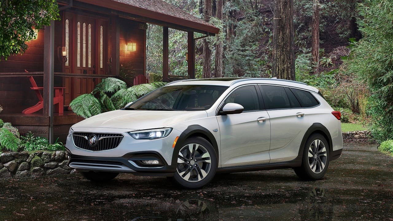 <b>6. Buick</b> (no figuró en la lista 2016):
<br>
<br>Después de que su compañía matriz General Motors (GM por sus siglas en inglés) se vió cara a cara con la muerte en 2009, Buick sobrevivió a la purga de marcas redundantes gracias a dos factores; el primero era el éxito que la marca, la más antigua de Estados Unidos, disfrutaba y aún disfruta en el importantísimo 
<b>mercado chino</b>, la otra fue su crossover 
<b>Enclave</b> presentada a mediados de 2007 que disfrutó de ventas muy saludables desde el primer día.
<br>
<br>En la imagen: 
<b>Buick Regal Tour X</b>