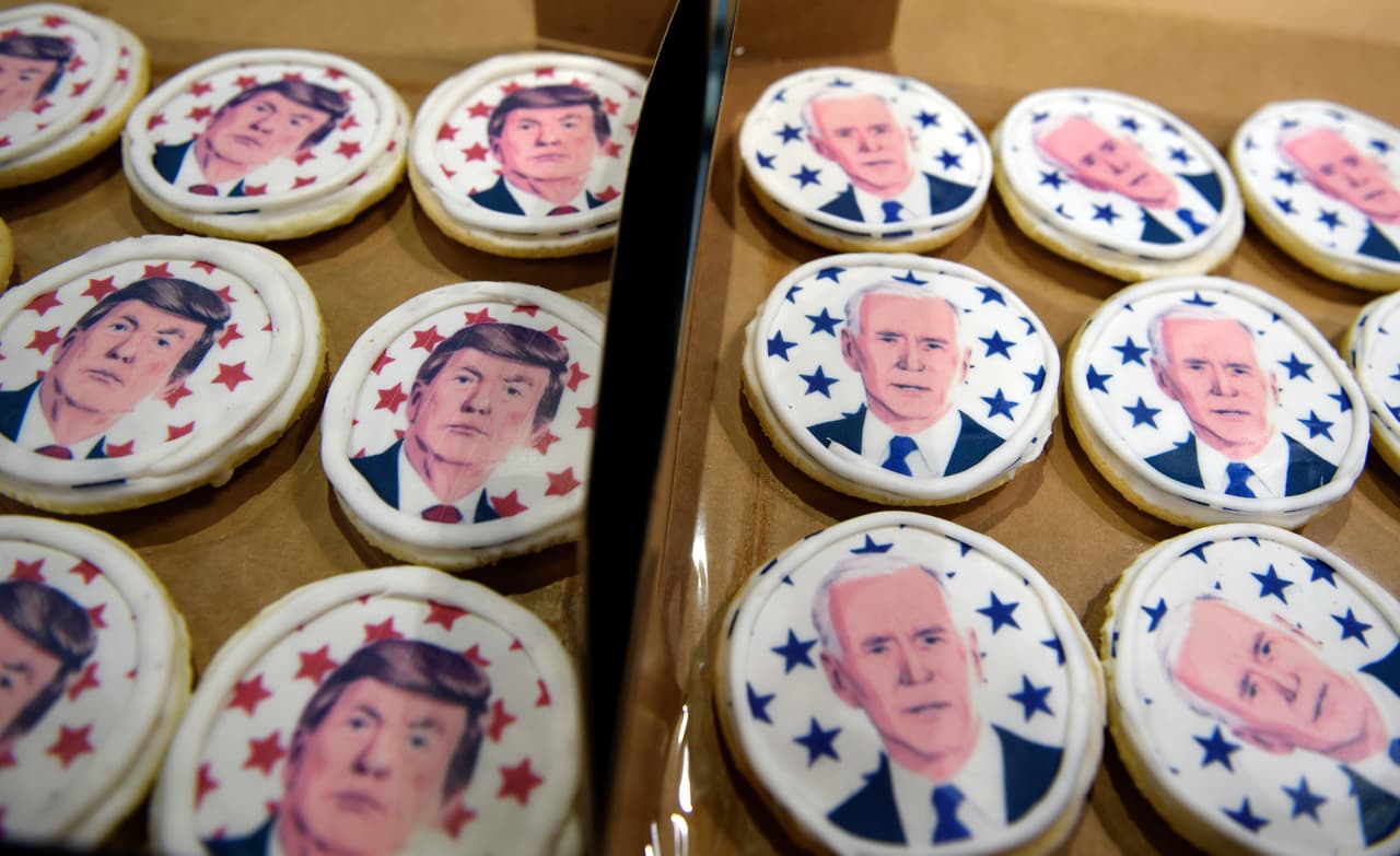 Galletas que representan a los candidatos presidenciales a la venta en Oakmont Bakery el 3 de noviembre de 2020 en Oakmont, Pennsylvania. Después de una participación récord en la votación anticipada, los estadounidenses se dirigen a las urnas el último día para emitir su voto por el actual presidente de los Estados Unidos, Donald Trump, o por el nominado demócrata Joe Biden, en las elecciones presidenciales de 2020.