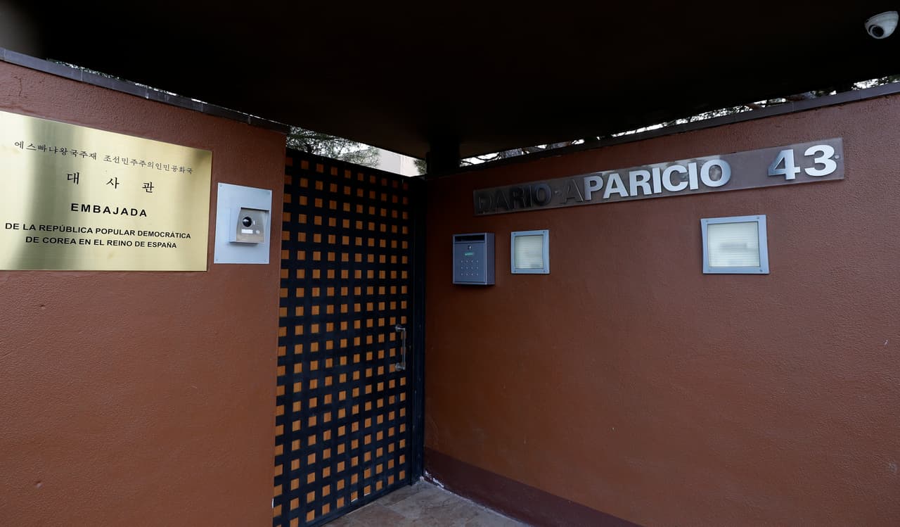 Los asaltantes entraron por la puerta principal de la embajada, en un descuido de seguridad.
