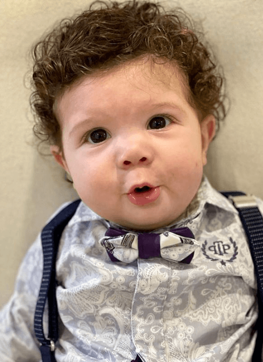 A los cuatro meses su pelo ya mostraba algunos rizos bien definidos.
<br>