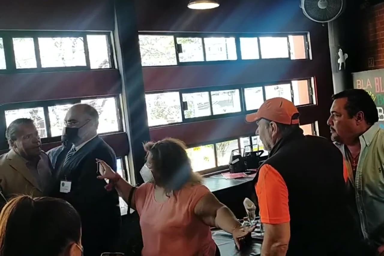 Luego de que fueran separados, Adame se retiró del local muy molesto.