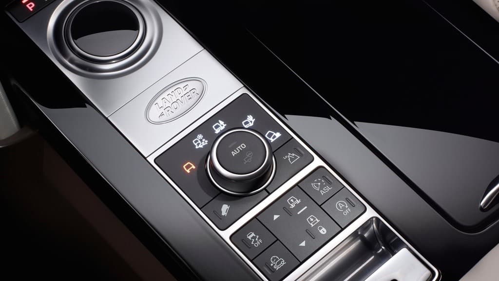 La Land Rover Discovery 2017 permite al conductor informarle a la computadora del auto a que tipo de terreno se va a enfrentar.