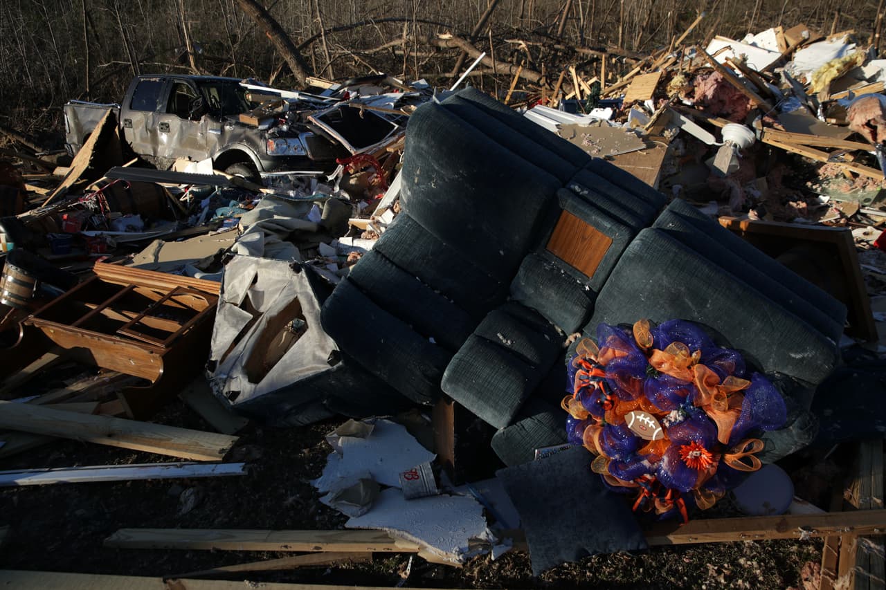 Tenga especial cuidado con los clavos o vidrios rotos que estén expuestos.