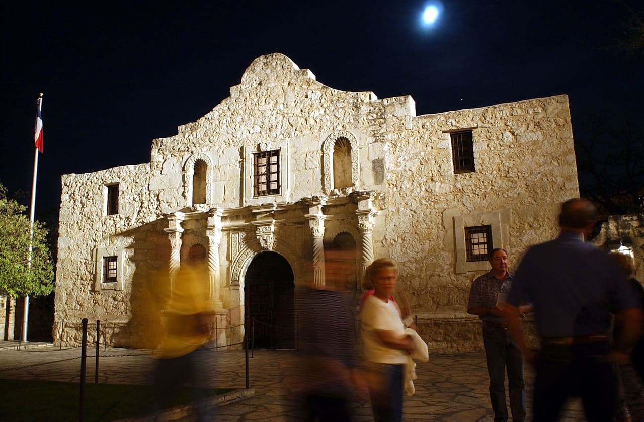 <b>10. El Alamo, San Antonio</b>
<br>
<br>Según Ghost Tours, mucho antes de que ocurriera la Batalla del Álamo en 1836, el sitio en el que se encuentran el Álamo y la plaza fue una vez un cementerio para la ciudad de San Antonio. Entre los años 1724 y 1793, se estima que cerca de mil personas fueron enterradas en esta tierra. Se dice que las personas que están enterradas en esa zona aún caminan por el área.
