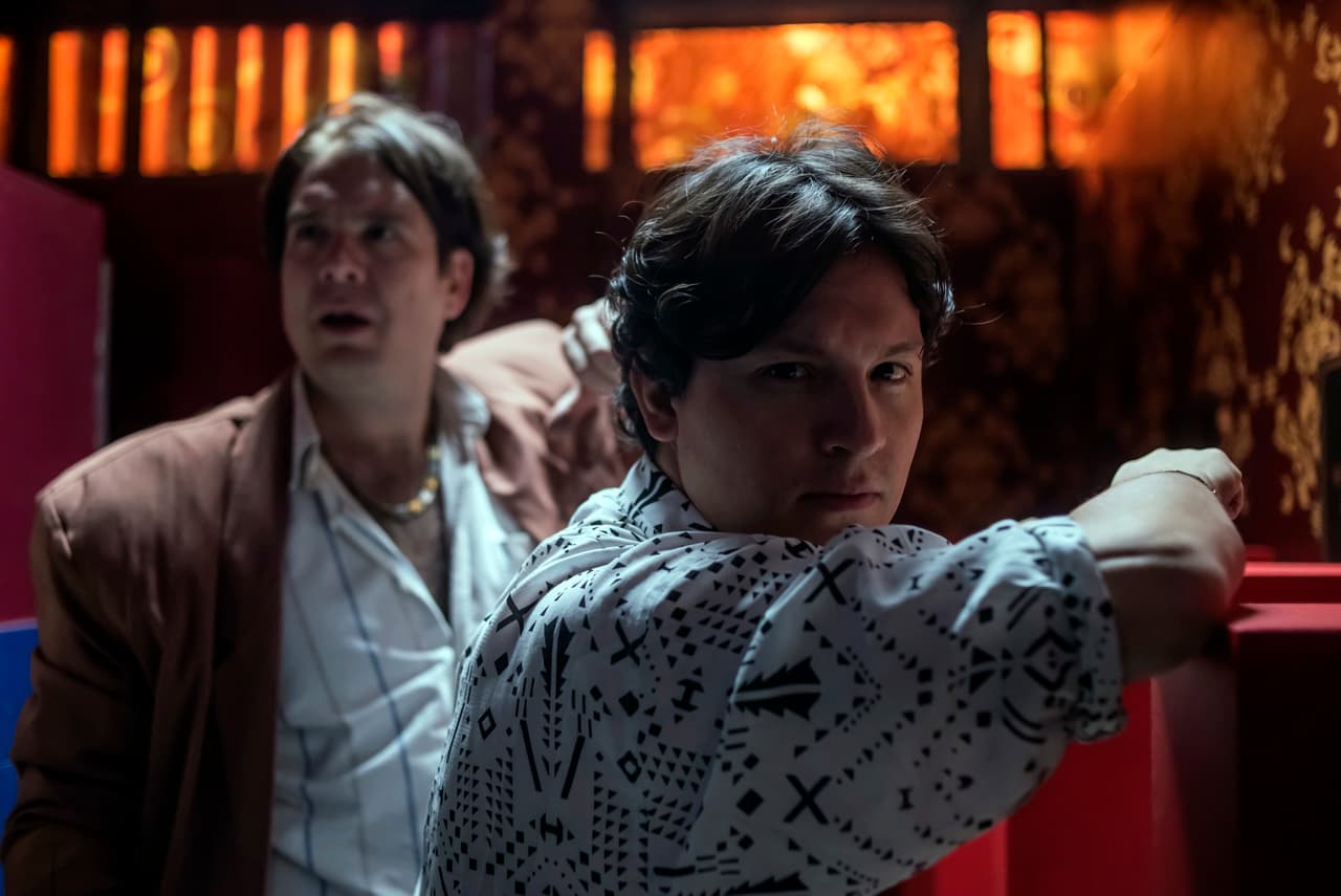 Los dos quedaron sorprendidos ante el estruendo de las armas.