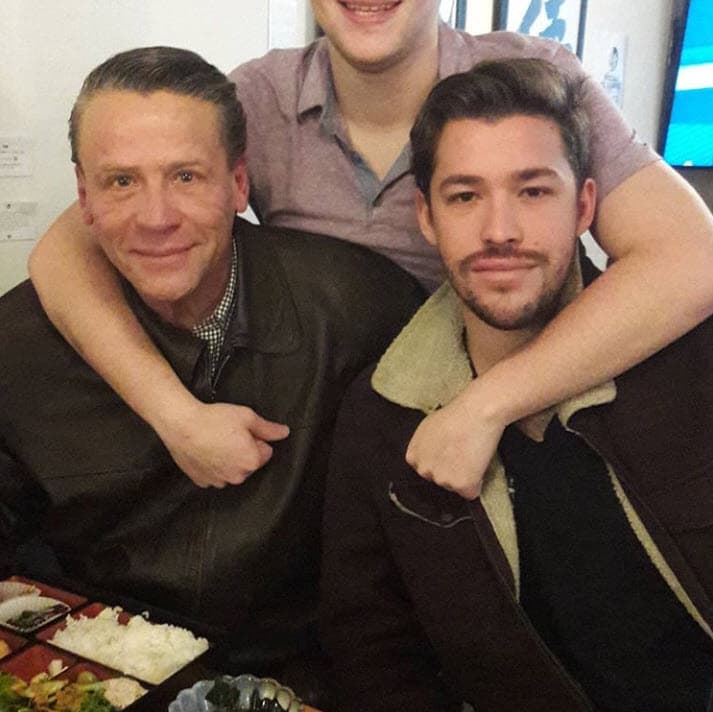 La discordia ha llegado al punto en que el actor de telenovelas como
<b><a href="https://vix.com/es/detail/series-3059?utm_medium=internal_referral&utm_source=univision&utm_campaign=breaking_news&utm_content=ed_entertainment&utm_term=slideshow" target="_blank">Bajo Un Mismo Rostro, que puedes ver gratis aquí en ViX</a></b>, ha dicho públicamente que los ha desheredado e incluso no permitirá que ingresen a su funeral el día que muera.
<br>