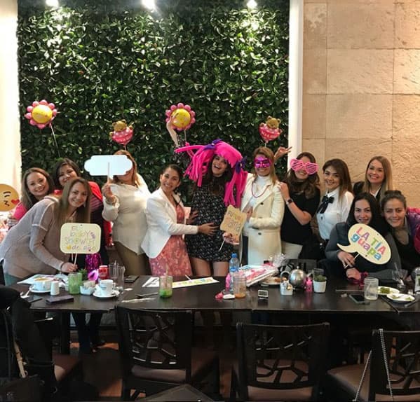 Las invitadas a esta reunión fueron puras mujeres que no dejaron de darle consejos para recibir a su segunda hija.