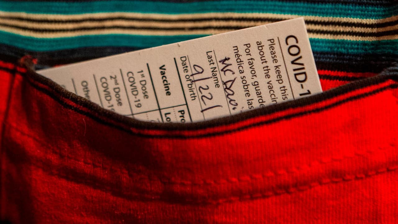 Así puedes obtener una copia digital de tu tarjeta de vacunación contra el coronavirus en California