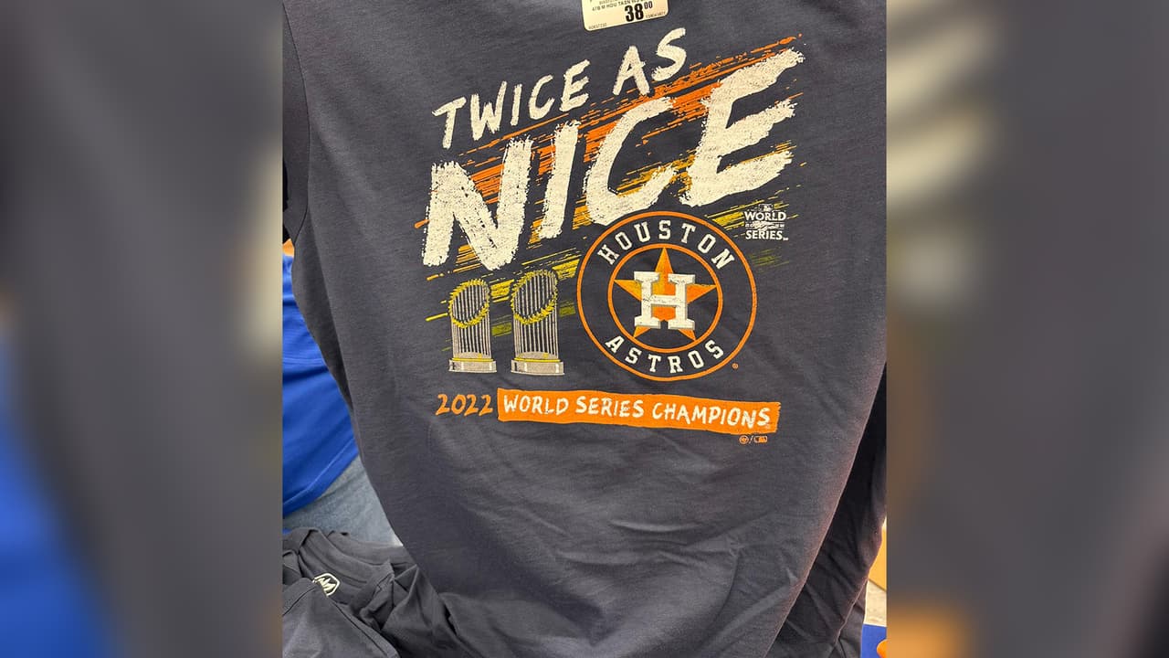 Son varias las camisetas, pero casi todas con el mismo mensaje de "Campeones de la Serie Mundial".