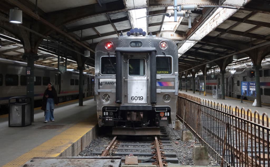 Dan $11.6 millones a trabajador de NJ Transit obligado a operar locomotora bajo calor récord