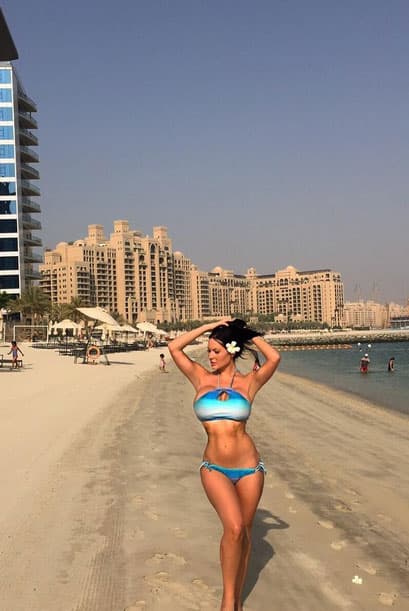 La modelo posee un cuerpo extremadamente curvilíneo.