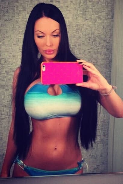 Además de que esta sensual mujer es muy exuberante.