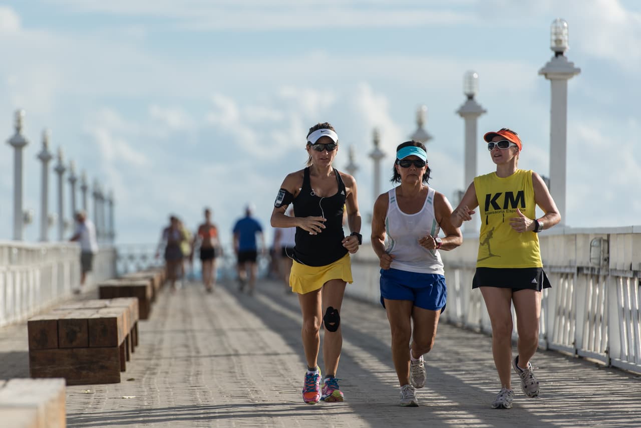 <a href="https://runkeeper.com/">RunKeeper</a> permite a los corredores registrar recorridos, calcular distancias y tiempos, medir pulsaciones y comparalos con otros usuarios. La app también tiene una función para establecer metas.