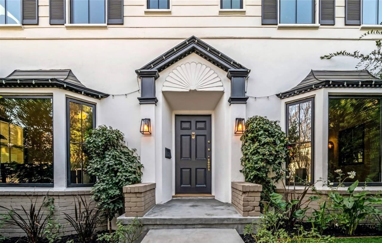 De acuerdo con TMZ, la casa de la fallecida actriz tiene un 
<b><a href="https://www.tmz.com/2021/01/08/naya-rivera-calabasas-home-hits-market-for-sale-photos/" target="_blank">precio a la venta de 2.69 millones de dólares. </a></b>
<br>