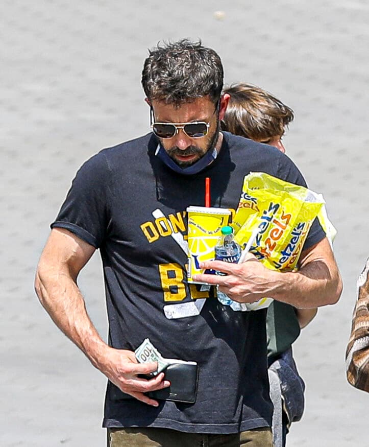 Las imágenes del actor con los jóvenes se suman a las recientes fotos de él en actitud paternal con los chicos durante el 
<b>paseo que dieron por los Universal Studios</b> el 2 de julio. 
<br>
