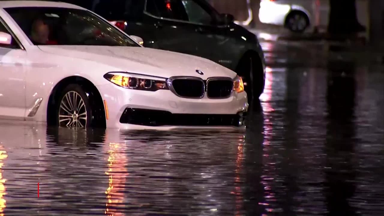 Los bomberos de Miami-Dade piden a los residentes estar alertas ante las inundaciones que se esperan ocurran este fin de semana.
<br>