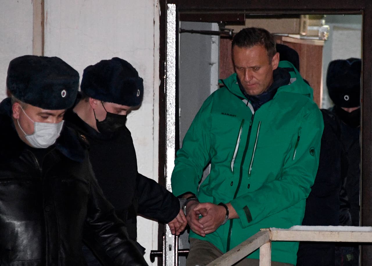 Alexei Navalny es detenido a su llegada a Moscú procedente de Alemania, en enero de 2021.