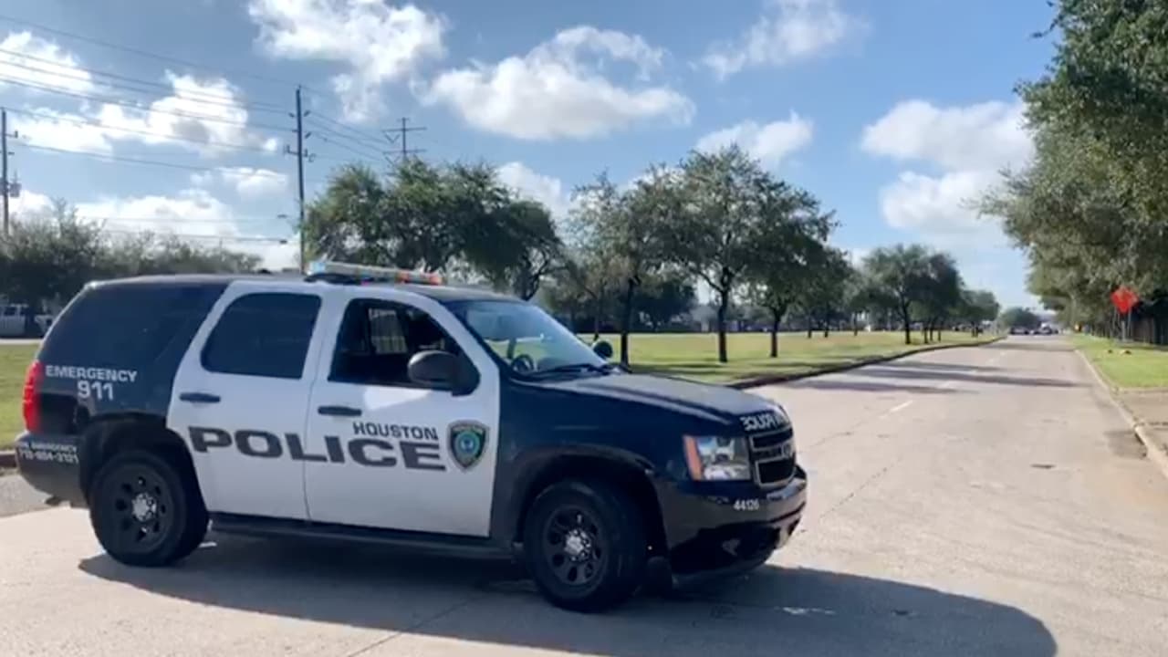 Autoridades investigan los hechos ocurridos el martes 20 de octubre en un complejo de apartamentos ubicados en la cuadra 2600 de Holly Hall.