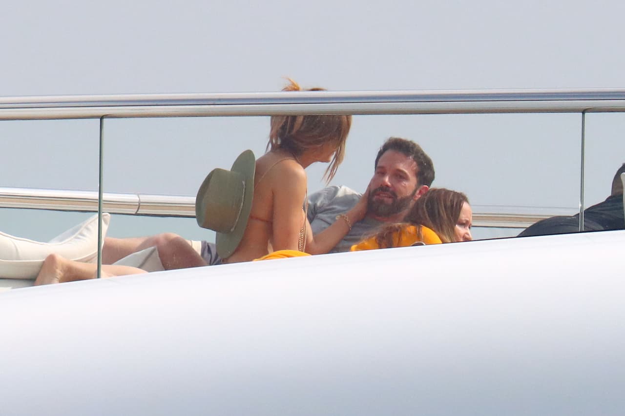 <b><a href="https://www.univision.com/shows/el-gordo-y-la-flaca/ben-affleck-propuesta-matrimonio-jlo-segunda-ocasion" target="_blank">Ante el cuidado y cariño de su novio</a></b>, esta vez Jennifer López lució el look con el que se dejó ver besándolo en las fotos que ella compartió en su cuenta de Instagram.
<br>