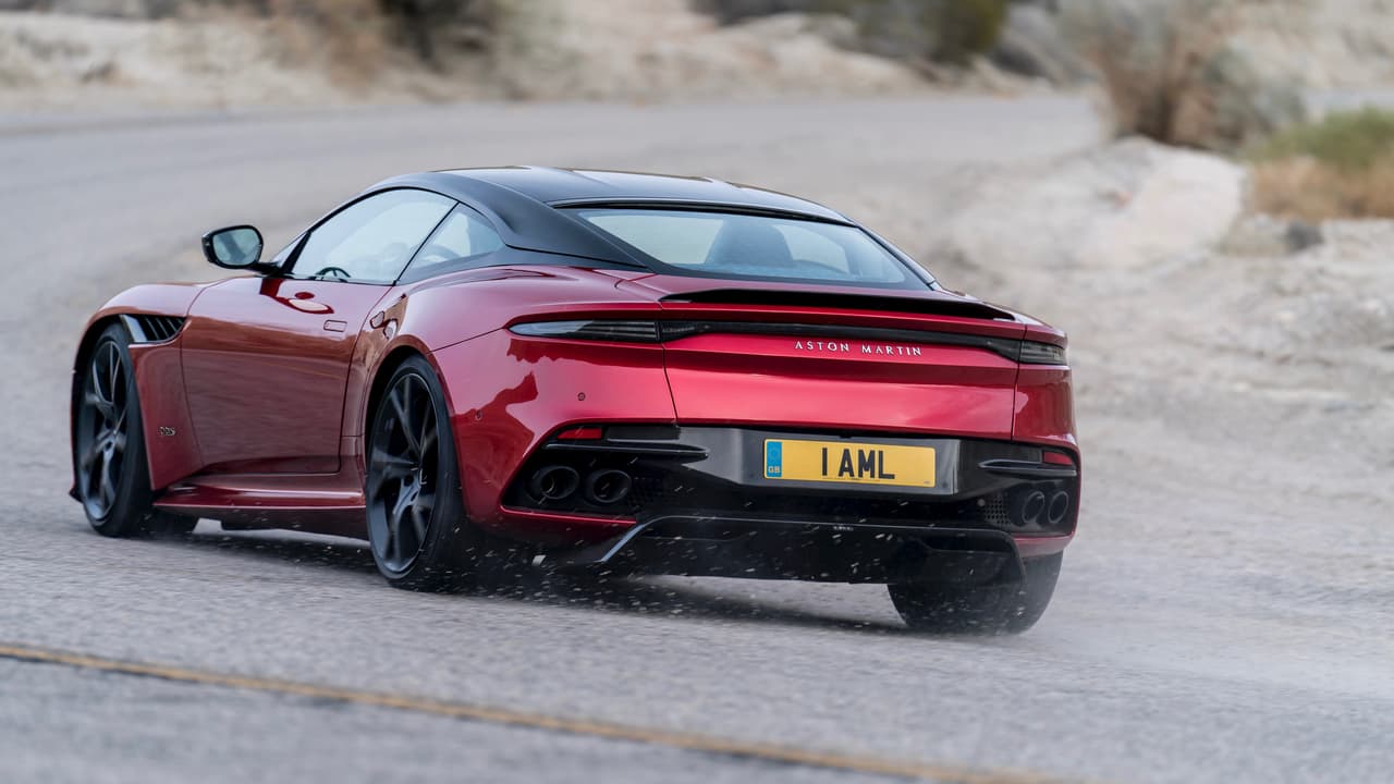 Aston Martin nos dice que el DBS Superleggera es un automóvil pensado para lograr una experiencia de manejo inolvidable, parte de la cual es aceleración implacable en todo momento por lo que el vehículo es capaz de acelerar por ejemplo de 50-100 mph en cuarta velocidad en apenas 4.2 segundos.. 
<br>